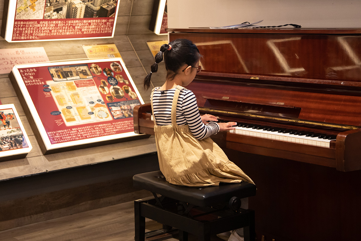 神戸ストリートピアノを弾く女の子