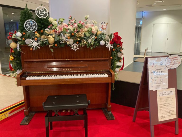 ストリートピアノがかわいらしく装飾されています！（神戸空港） - 神戸ストリートピアノ